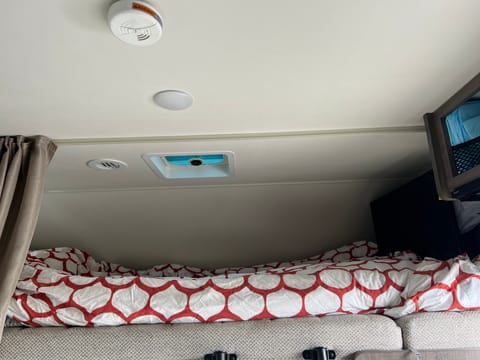 Queen bed slide,Overhead cab bed,U-shaped Dinnete,Five seat belt Vehículo funcional in West Roxbury