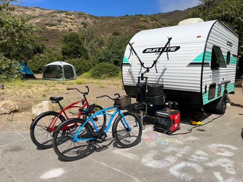 2022 4 person Retro style Camper. Rimorchio trainabile in Ventura