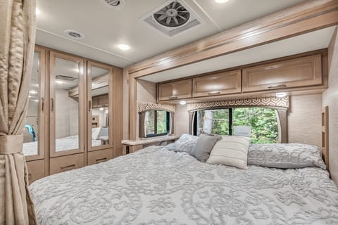 27 - 2022 Thor LUXURY KING Bed, 8 Sleeper, Solar, WiFi, Ebikes avail Drivable vehicle in Oceanside