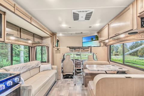 27 - 2022 Thor LUXURY KING Bed, 8 Sleeper, Solar, WiFi, Ebikes avail Drivable vehicle in Oceanside