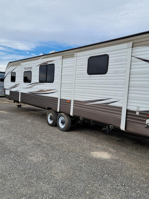 2017 Forest River Wildwood Towable trailer in Springfield