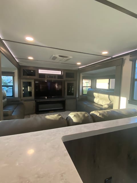 Ultimate Paradigm Towable trailer in San Bernardino