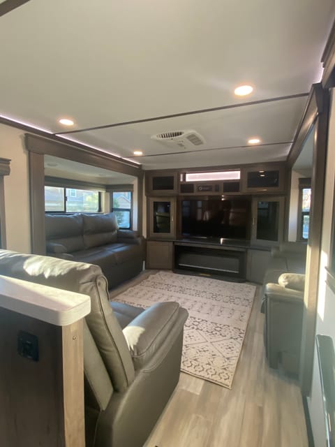 Ultimate Paradigm Towable trailer in San Bernardino