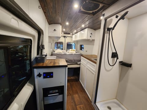 Falkor - Transit 6'5" inside Hot Showers 40gal water Custom Ford Campervan Reisemobil in Brentwood