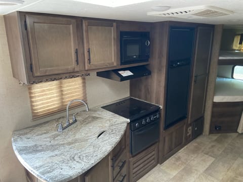 Very Cozy & Beautiful Trailer Sleeps Up To 10 People! Towable trailer in Gilbert