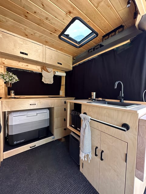 2021 High Roof Campervan (extendable extra long bed for taller travelers) Vehículo funcional in Ballard