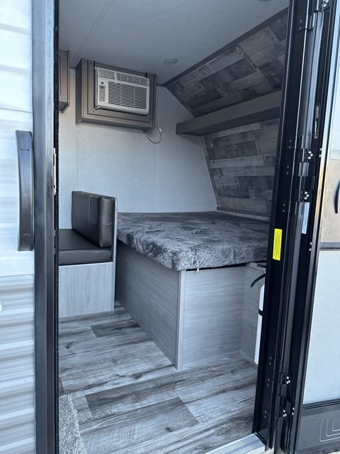 2023 Dutchman 17 b Towable trailer in Hanford
