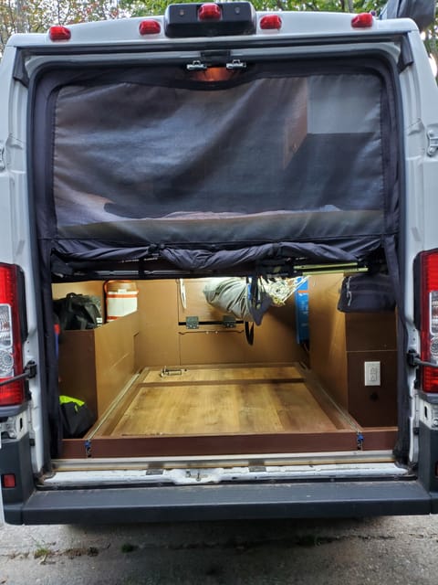 2017 Custom Camper Van with comfy queen bed, solar, water, fridge, etc.! Van aménagé in Burlington