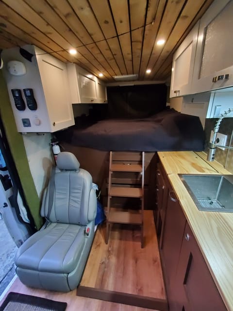 2017 Custom Camper Van with comfy queen bed, solar, water, fridge, etc.! Van aménagé in Burlington