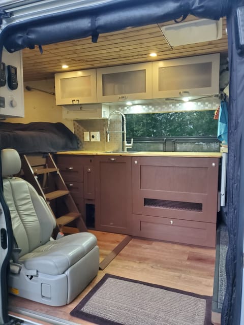 2017 Custom Camper Van with comfy queen bed, solar, water, fridge, etc.! Cámper in Burlington