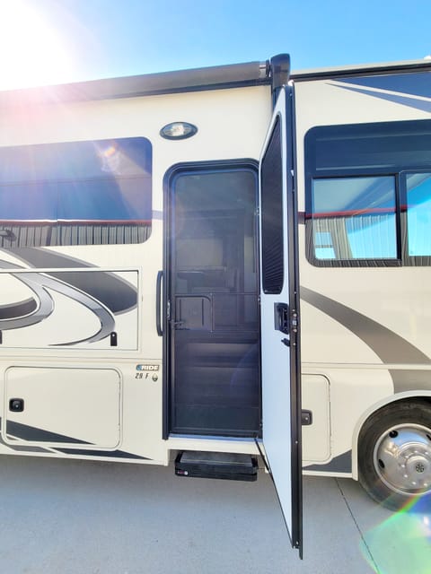 TNT FUN Rentals offers 5 STAR treatment when renting our 2020 Jayco Alante. Drivable vehicle in Rowlett