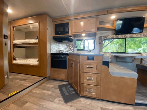 2019 Winnebago Minnie Winnie 31G Bunkhouse Drivable vehicle in Roseville