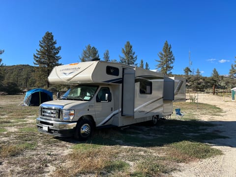 2022 Forest River Coachmen Leprechaun 260DS 27 feet sleeps 8 Drivable vehicle in Pico Rivera