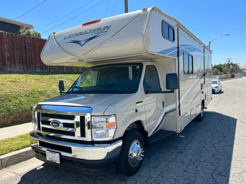 2022 Forest River Coachmen Leprechaun 260DS 27 feet sleeps 8 Drivable vehicle in Pico Rivera