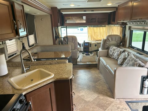 *THOR* 2017  32ft Thor A.C.E. 30.2 - Sleeps 7 Drivable vehicle in Shawnee