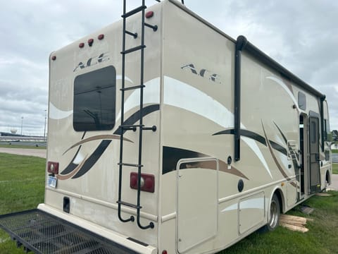 *THOR* 2017  32ft Thor A.C.E. 30.2 - Sleeps 7 Drivable vehicle in Shawnee