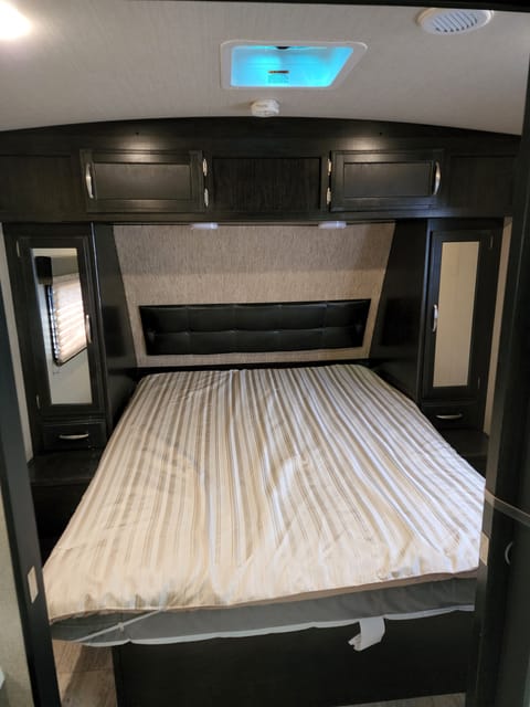 bedroom with queen size bed