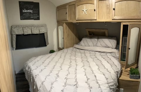 Clean & Roomy Travel Trailer! Sleeps 10! Ziehbarer Anhänger in North Attleborough