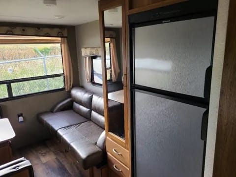 201RD Queen bed, sofa & dinette. Great for couple Towable trailer in Kelowna