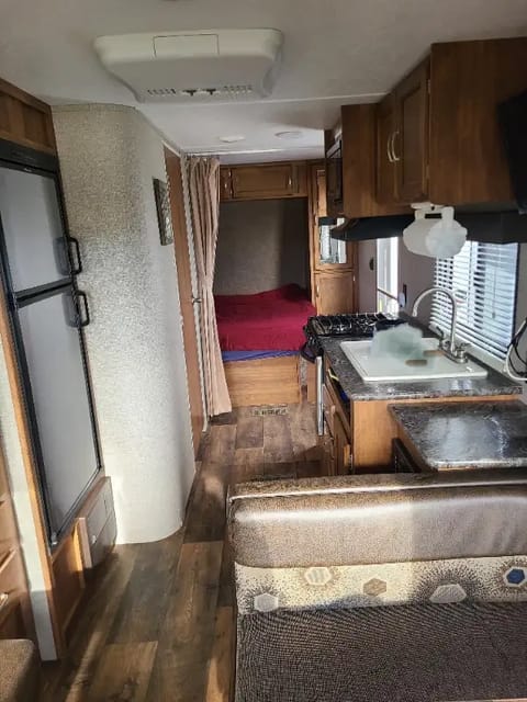 201RD Queen bed, sofa & dinette. Great for couple Towable trailer in Kelowna