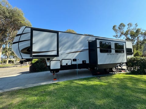 Amazing RV - 2 Bedrooms, 1.5 Baths, Fully Equipped!! Towable trailer in Lemon Grove