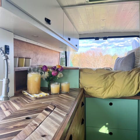 Top Notch Vans - Sleeps and Seats 2! Véhicule routier in Littleton