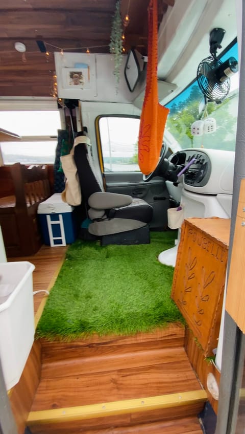Kyrie the Bus - Converted School Bus Tiny Home Campervan in Pointe-Claire