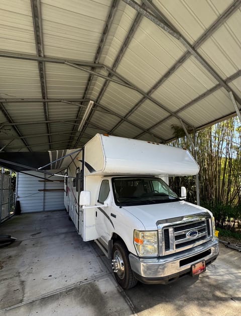 2011 32 foot RV with slide and private bedroom in Lakeland. Drivable vehicle in Lakeland