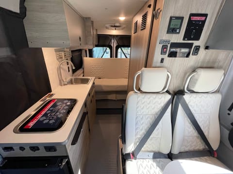 Adventuremobile! - 2022 Winnebago Solis - Seats 6 Buckled Guests, Sleeps 2 Fahrzeug in Peekskill