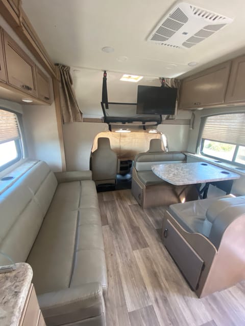 2021 Thor Four Winds- Sleeps 9, Fully Stocked Drivable vehicle in Johnson Ranch