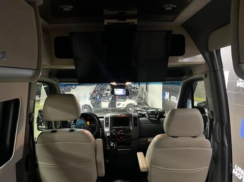 Ultimate Luxury Coach - 2018 Airstream Interstate Mercedes Sprinter Veículo dirigível in Lawrenceburg