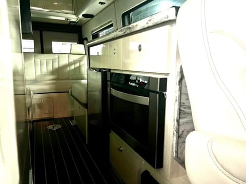 Ultimate Luxury Coach - 2018 Airstream Interstate Mercedes Sprinter Veículo dirigível in Lawrenceburg