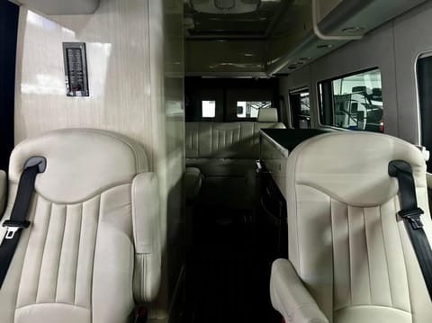 Ultimate Luxury Coach - 2018 Airstream Interstate Mercedes Sprinter Veículo dirigível in Lawrenceburg