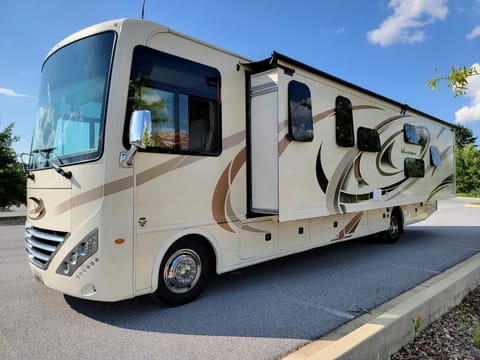 2018 Thor Hurricane Drivable vehicle in Frederick