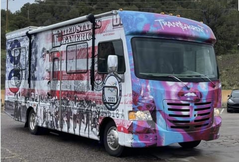 Colorful & Festive 2014 Thor A.C.E. Motorhome Drivable vehicle in Riviera Beach