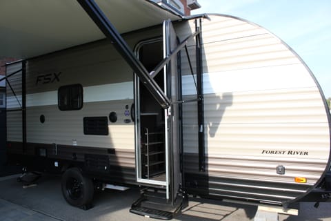 At 22' and 2991 lbs, this trailer can be towed with a minivan if adequately equipped.
The awning opens to 8ft for nice coverage and a comfortable place to relax under.  
Exterior speakers means you can eat, relax and listen to your favorite tunes from AM/FM radio or connect  your phone with Bluetooth.