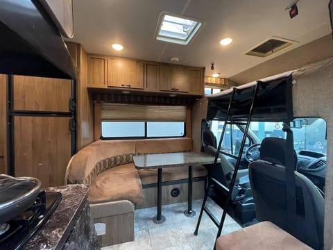 Cozy Affordable Family 2018 RV (Discounts offered for 5/7/14/28+ day trips) Drivable vehicle in Redondo Beach