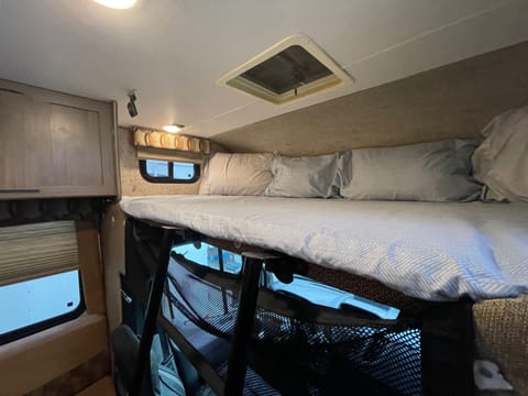 Cozy Affordable Family 2018 RV (Discounts offered for 5/7/14/28+ day trips) Drivable vehicle in Redondo Beach