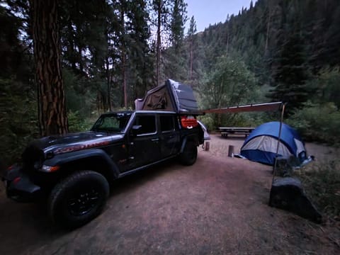 2022 Jeep Camper Gladiator Mojave Overland  * all inclusive* Campervan in Renton