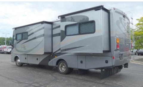 2011 Fleetwood Bounder 30T Drivable vehicle in Centreville