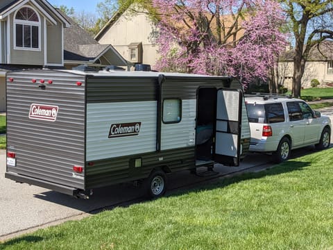 2023 Coleman Lantern 17b Easy to pull Family Adventure Trailer! Towable trailer in Rocklin