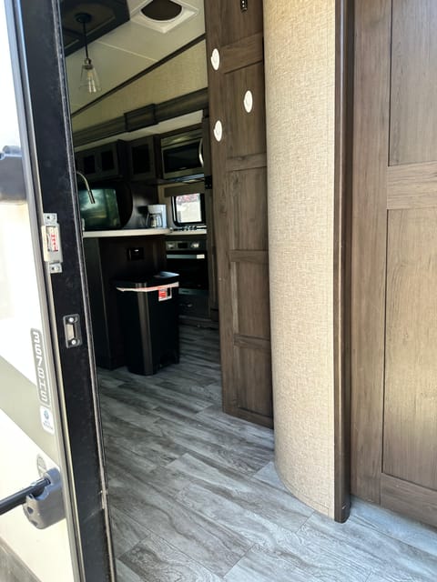 Brand New Luxury 5th Wheel- No Towing Necessary-King Bed Towable trailer in Redding