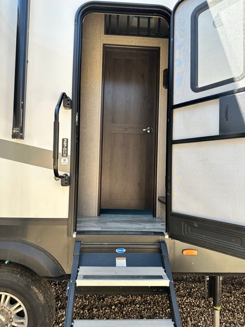Brand New Luxury 5th Wheel- No Towing Necessary-King Bed Towable trailer in Redding