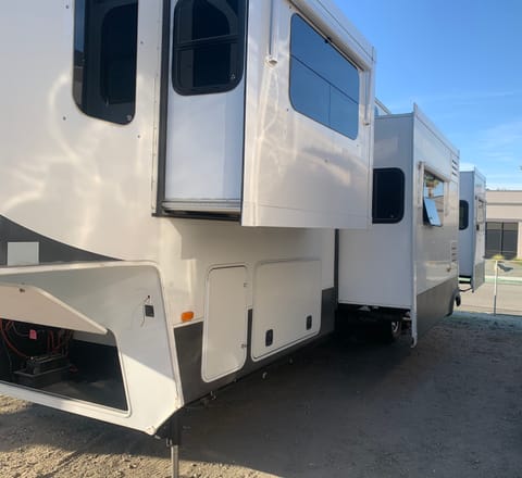 Infinity Fifth Wheel Towable trailer in Yucaipa