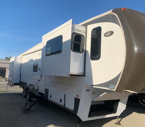 Infinity Fifth Wheel Towable trailer in Yucaipa
