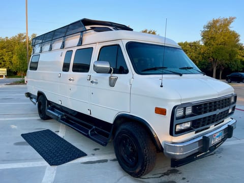 Tinted windows, windshield cover and plain exterior make this campervan super stealth. No one will even know you’re inside. 