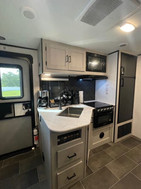 New Luxury Modern Rv 2022! We deliver it , pick it up and set up everything Towable trailer in Poinciana