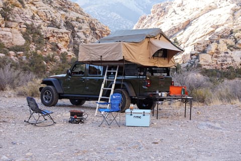 2023 Jeep Gladiator Overland Camping Rig Green - iKamper tent Vehículo funcional in Green Valley North