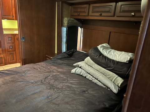 2013 Berkshire Motorhome with outdoor tv and bath and a half Drivable vehicle in Waco