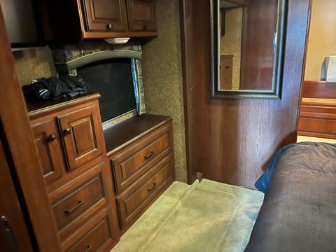 2013 Berkshire Motorhome with outdoor tv and bath and a half Drivable vehicle in Waco